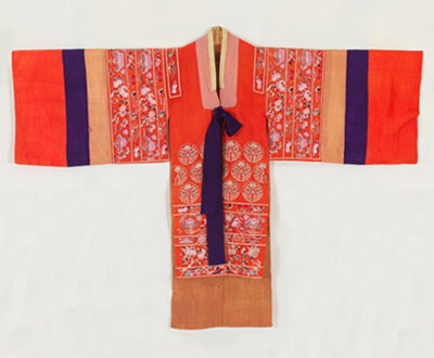 보라색 옷고름과 줄무늬가 들어간 학이 수놓인 주황색 활옷.