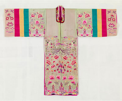 흰색 바탕에 붉은 꽃이 수놓인 색동 활옷