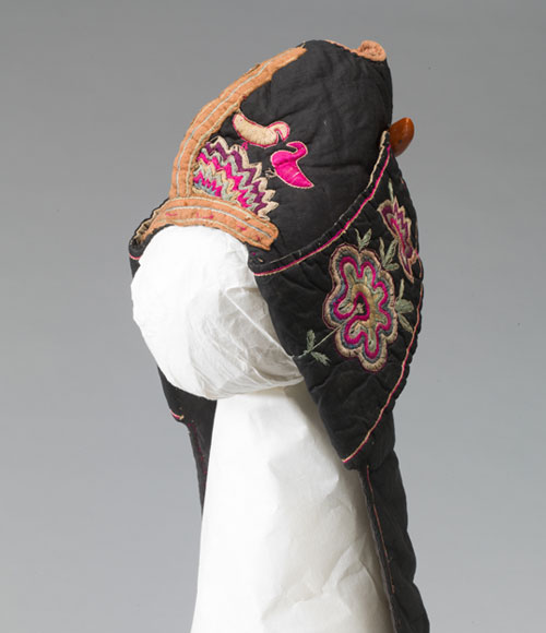 새와 꽃문양이 수놓여진 검은 굴레