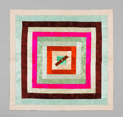 사각형이 일정한 크기로 점점 늘어나는 형태의 조각보