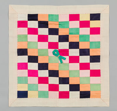 작은 직사각형 모양이 다양한 색상을 가지고 일정한 형태로 정렬되어 있는 형태를 한 조각보