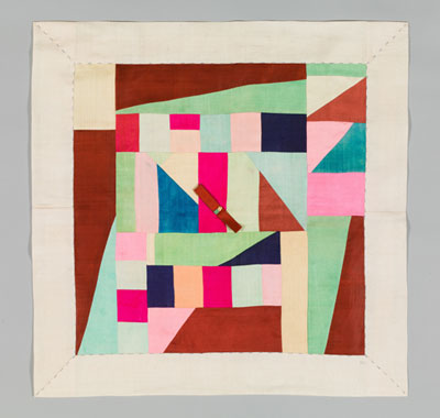 삼각형 사각형이 다양한 색을 가지고 불규칙하게 배열된 조각보