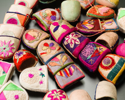 다양한 수가 놓인 수많은 골무가 모여있는 사진