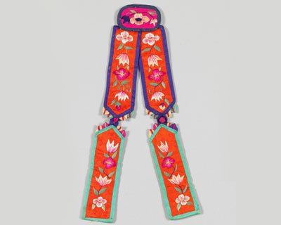 띠가 두 갈래로 갈라진 수놓인 장식품