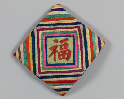 가운데에 복자가 새겨져있고, 사각형 형태가 일정한 간격으로 커져나가는 마름모 모양의 사진