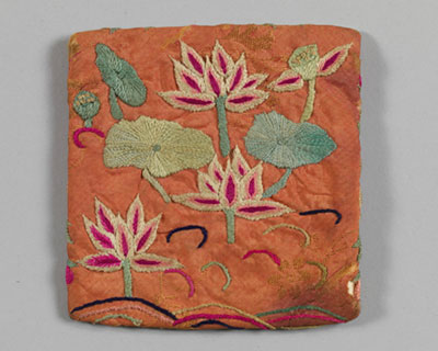 가운데에 연꽃이 수놓인 황토색 사각형 형태